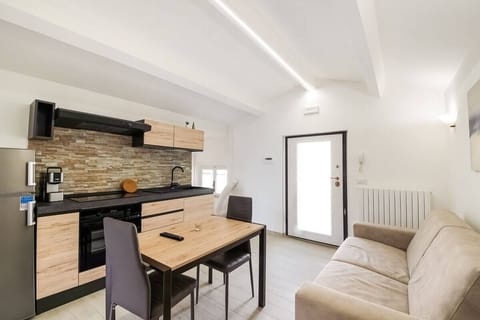 Flat-screen TV, fireplace, Netflix, streaming services