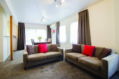 Premium Apartment | In-room safe, desk, laptop workspace, blackout drapes