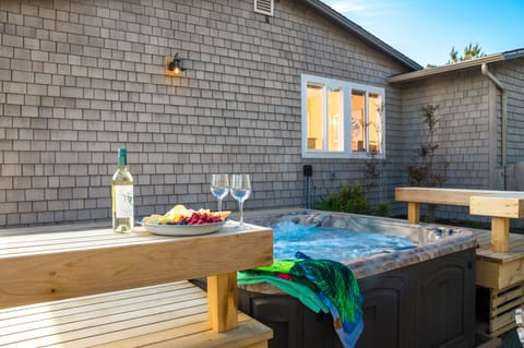 Quiet neighborhood for relaxing getaway! Hot tub, firepit & short walk to beach!