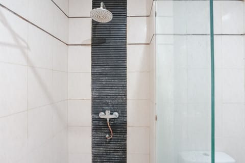 Shower, rainfall showerhead, towels