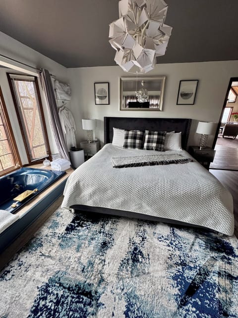 Design Studio Suite, 1 King Bed, Jetted Tub, Ground Floor | Egyptian cotton sheets, premium bedding, pillowtop beds