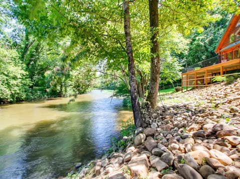 Gorgeous Pigeon River - Fish, gaze, or just listen to the water from your luxury cabin's deck