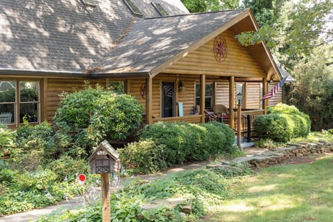 Welcome to Queens Cove Cottage…home to the 90s summer vacation you’re dreaming of for your family.