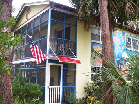 Cozy, comfy, beach-chic Octopus Lair, quiet neighborhood 5 minutes walk to beach