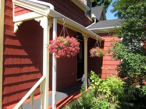Old-fashioned Summer at School Street House