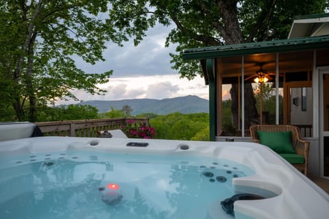 Relax! You are in your mountain retreat Let your worries soak away in the hottub