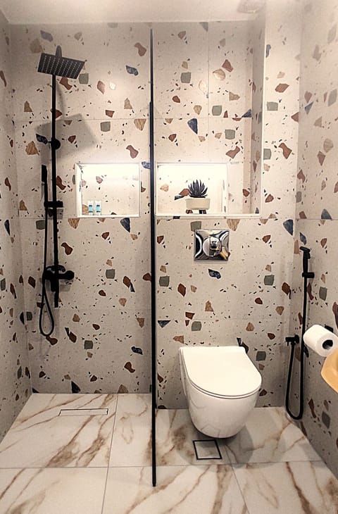 Shower, free toiletries, hair dryer, towels