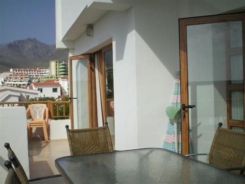Double balcony with view to the mountains and sea