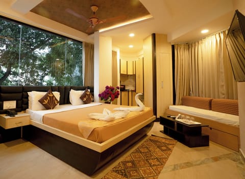 Elite Studio, 1 Bedroom, Accessible, Kitchenette | Egyptian cotton sheets, premium bedding, memory foam beds