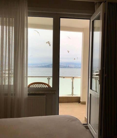 Deluxe Suite, 1 King Bed, Sea View | Premium bedding, minibar, soundproofing, free WiFi