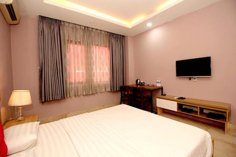 Deluxe Room | Desk, blackout drapes, soundproofing, WiFi (free)