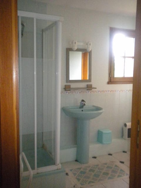 Double Room (Jaune) | Bathroom | Shower, free toiletries, hair dryer, towels