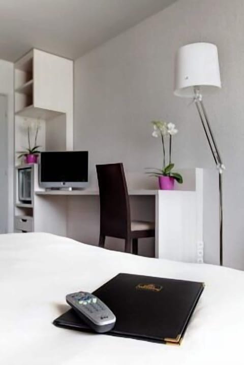 Standard Room, 1 Double Bed | Premium bedding, in-room safe, desk, laptop workspace