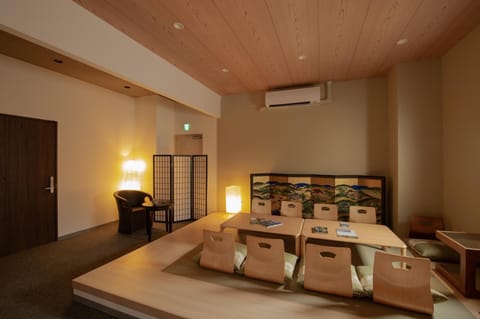 In-room safe, WiFi (free), bed sheets