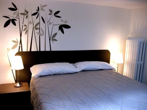 Desk, soundproofing, rollaway beds, free WiFi