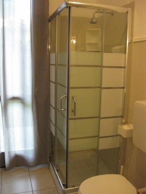 Shower, free toiletries, hair dryer, bidet