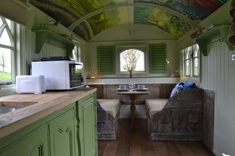 Nadine Hut | In-room dining