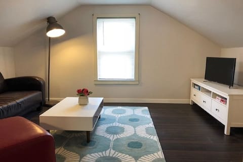 Upstairs game Nook with PS4 and Smart TV