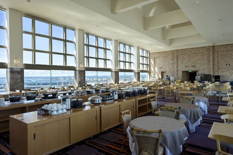 2 restaurants; breakfast, lunch, and dinner served