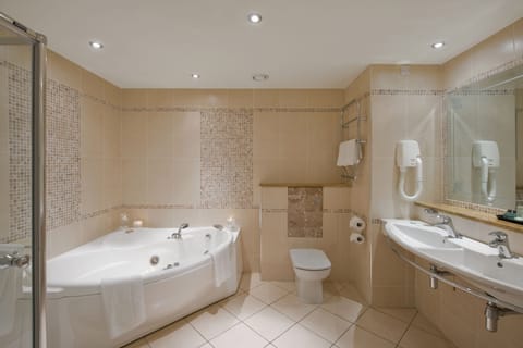 Superior Suite | Bathroom | Shower, free toiletries, towels