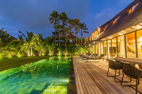 Outdoor pool, free cabanas, pool umbrellas