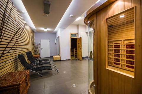 1 treatment room, massages