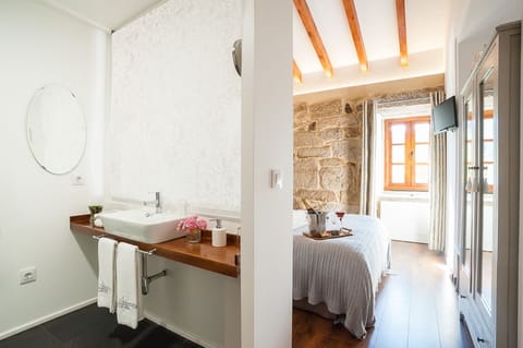 Double Room (1,2,4) | Bathroom | Jetted tub, rainfall showerhead, free toiletries, hair dryer