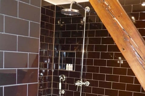 Comfort Double Room | Bathroom | Free toiletries, hair dryer, towels