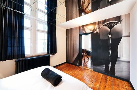 Design Suite (Suite 69 ) | Premium bedding, individually decorated, individually furnished