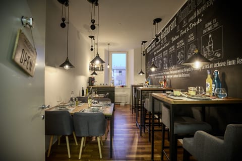 Lunch, dinner, brunch served; Italian cuisine 