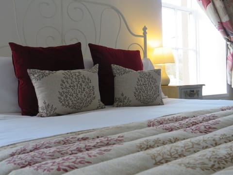 Basic Double Room, 1 King Bed, Ensuite | 1 bedroom, blackout drapes, soundproofing