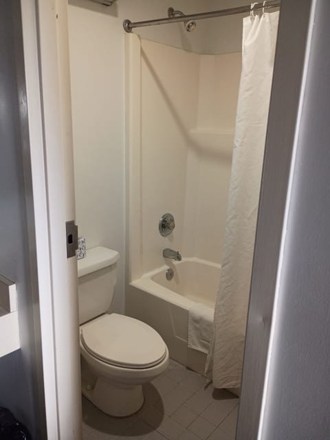 Combined shower/tub, free toiletries, hair dryer, towels