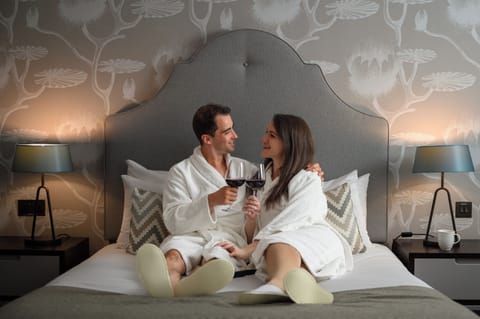 Room (Feature King) | Hypo-allergenic bedding, in-room safe, individually decorated, desk