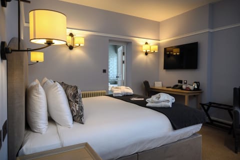 Deluxe Double Room | Hypo-allergenic bedding, in-room safe, individually decorated, desk