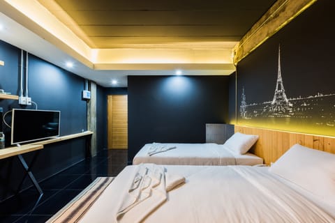 Standard Room, 2 Twin Beds, Non Smoking | Hypo-allergenic bedding, desk, blackout drapes, free WiFi