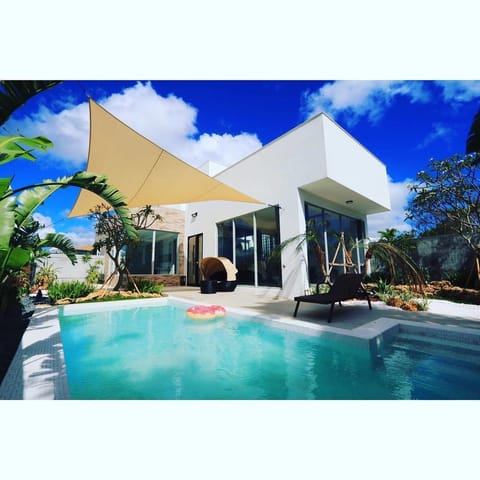 8 outdoor pools, sun loungers