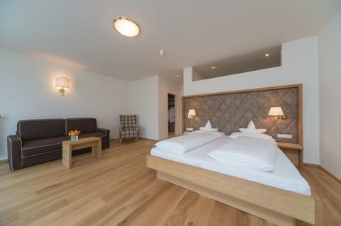 Junior Suite | Down comforters, in-room safe, desk, free WiFi