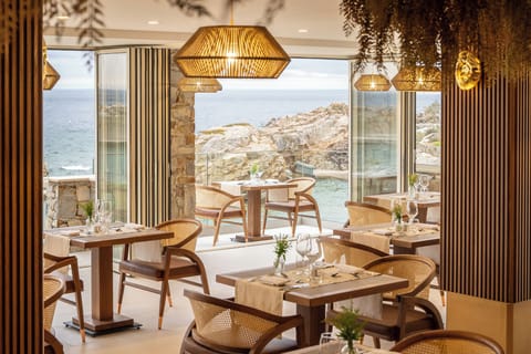 3 restaurants; breakfast, lunch, and dinner served