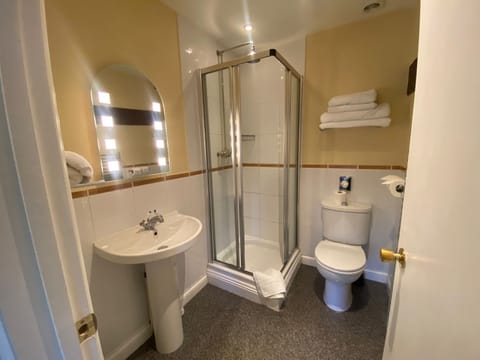 Double Room, Private Bathroom | Bathroom | Shower, free toiletries, hair dryer, towels