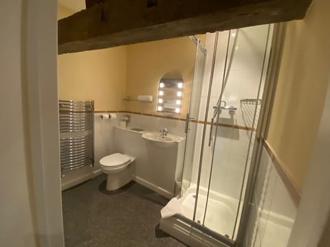 Double Room, Private Bathroom | Bathroom | Shower, free toiletries, hair dryer, towels