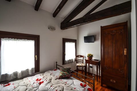 Double or Twin Room | Desk, free WiFi, bed sheets