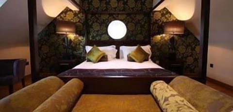 Desk, WiFi (free), bed sheets