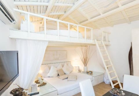 Duplex | 2 bedrooms, down comforters, individually decorated