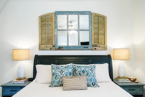 Studio Suite, 1 King Bed, Non Smoking | Individually decorated, individually furnished, laptop workspace