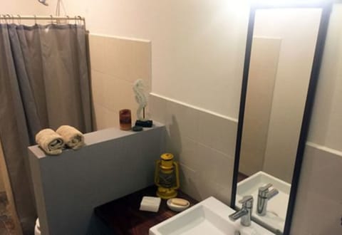 Shower, rainfall showerhead, free toiletries, towels