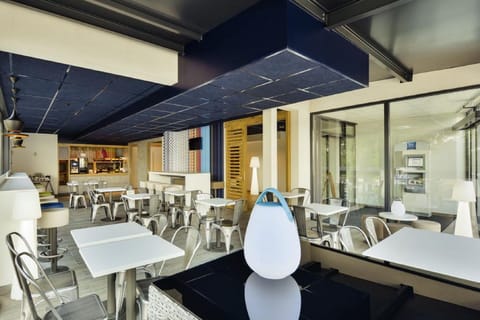 Daily buffet breakfast (EUR 9.90 per person)