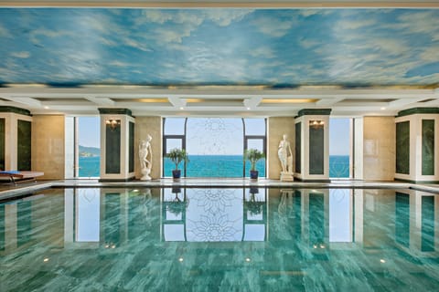 Indoor pool, sun loungers