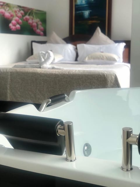Suite, 1 King Bed with Sofa bed | Blackout drapes, soundproofing, iron/ironing board, free WiFi