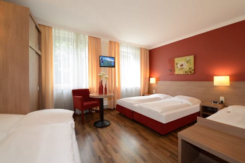 Quadruple Room | Hypo-allergenic bedding, desk, iron/ironing board, rollaway beds