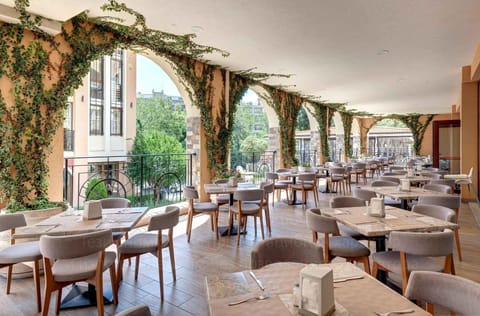 2 restaurants; breakfast, lunch, dinner, and brunch served